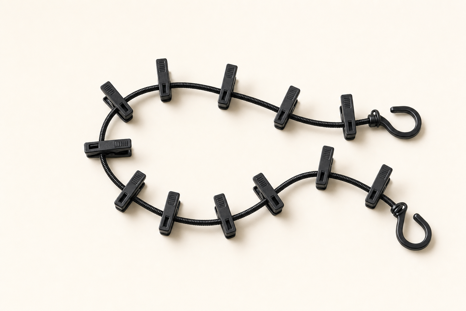 Travel Wash bungee clothesline with 12 black pegs and S-hooks